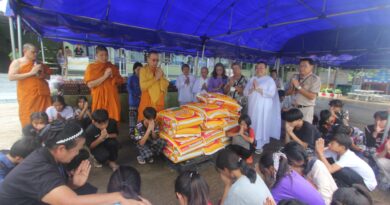 คณะพระภิกษุ แม่ชี และญาติธรรม ร่วมบริจาคอาหาร และสิ่งของเครื่องใช้