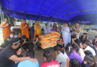 คณะพระภิกษุ แม่ชี และญาติธรรม ร่วมบริจาคอาหาร และสิ่งของเครื่องใช้