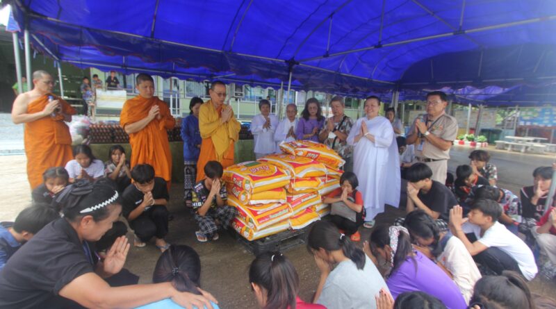 คณะพระภิกษุ แม่ชี และญาติธรรม ร่วมบริจาคอาหาร และสิ่งของเครื่องใช้